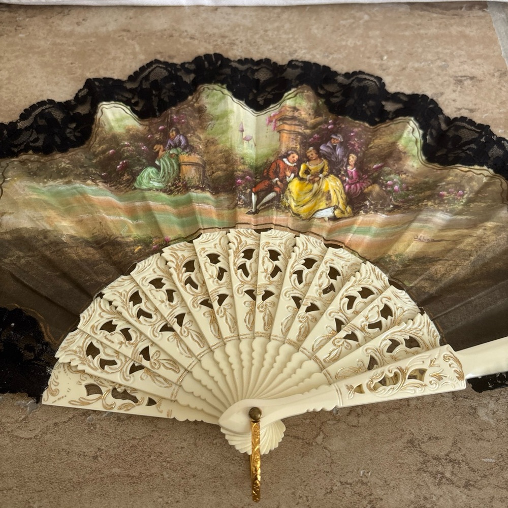 VINTAGE EUROPEAN VICTORIAN ROMANIC HAND FAN Includes original box